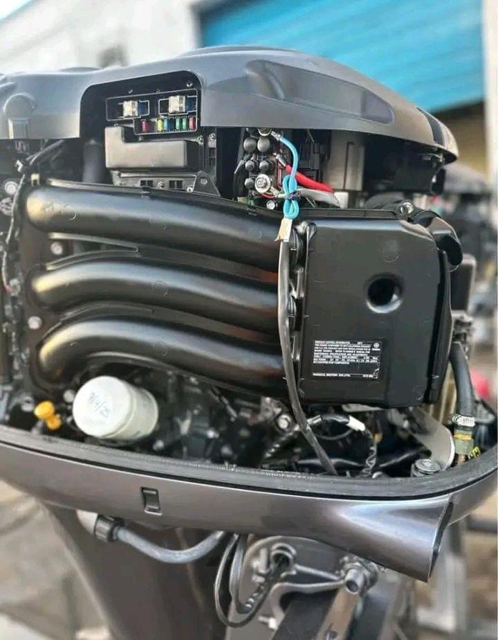 Twin Yamaha F300 300HP Outboards – 700 Hours – 30” Shaft - Image 4